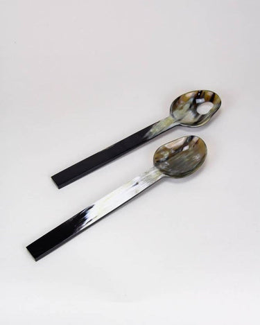 Vista principal completa de dos cucharas para ensalada de cuerno negro