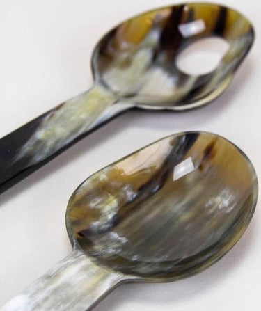 Detalle de dos cucharas para ensalada de cuerno negro mostrando su textura