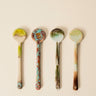 Cuatro cucharas de cerámica 70s Ceramics sobre fondo crema