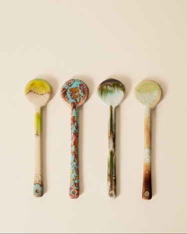 Cuatro cucharas de cerámica 70s Ceramics sobre fondo crema