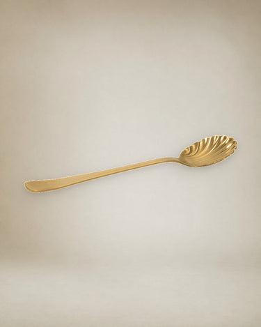 Cucharillas doradas con forma de concha dentro de su estuche
