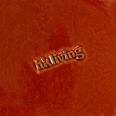 Logotipo de HK Living sobre fondo texturizado