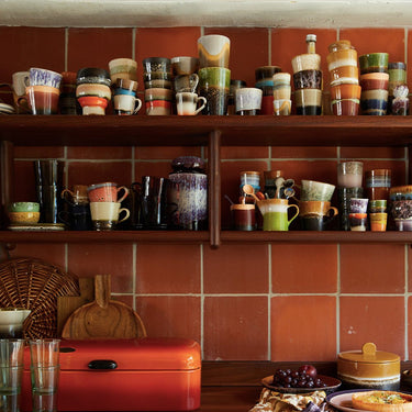 Tazas de café 70s Ceramics en una estantería de cocina