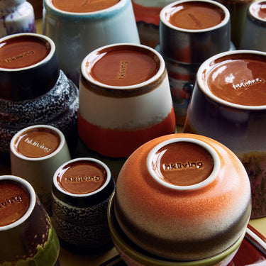 Detalle de las bases esmaltadas de las tazas de café