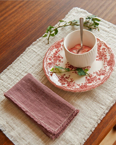 Manteles individuales de algodón y lino con flecos sobre una mesa