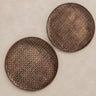 Set de platos decorativos de bambú marrón grande de Vical sobre fondo topo claro