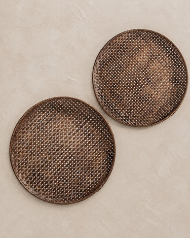 Set de platos decorativos de bambú marrón grande de Vical sobre fondo topo claro