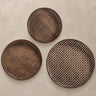 Set de platos decorativos Vical de bambú marrón mediana sobre superficie topo clara texturizada