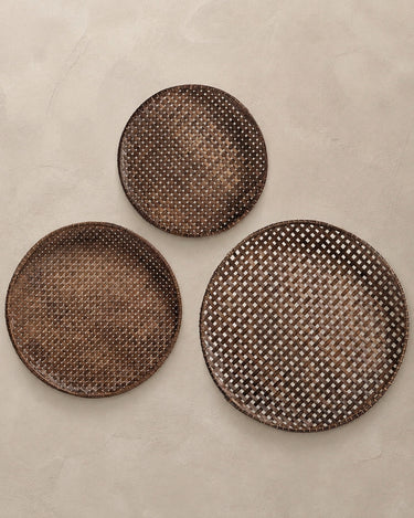 Set de platos decorativos Vical de bambú marrón mediana sobre superficie topo clara texturizada