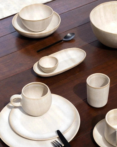 Detalle de las tazas y platillos de gres beige