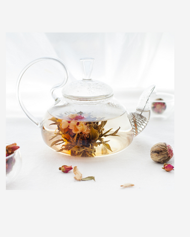 Set de té floreciente con flores de té