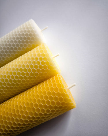 Composición decorativa con velas Honeycomb de cera de abeja
