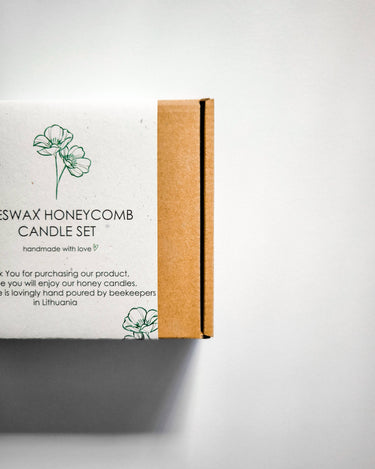 Detalle de la etiqueta de la caja del set de velas de cera de abeja Korys