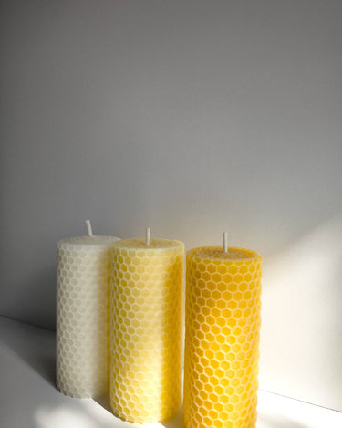 Detalle de la textura de panal de tres velas de cera de abeja