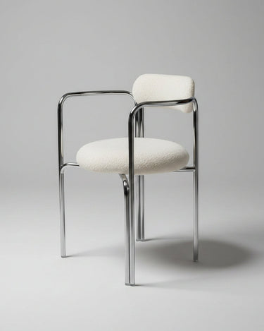 Detalle de silla de acero cromado con tapizado bouclette blanco de Gabrielle Paris