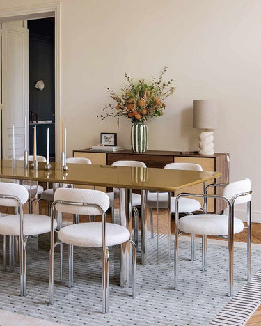 Sillas de acero cromado con tapizado bouclette blanco de Gabrielle Paris