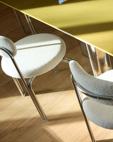Sillas de acero cromado con respaldo calado y asiento bouclé de Gabrielle Paris