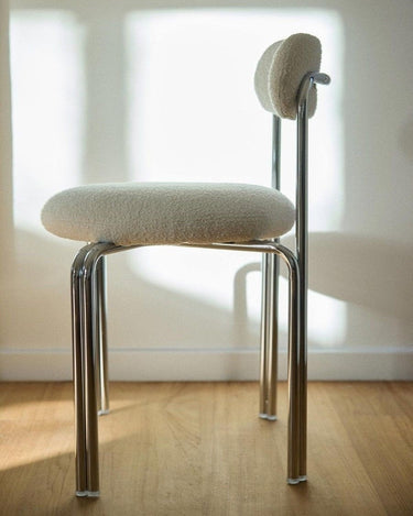 Vista 5 de silla de acero cromado con respaldo calado y asiento bouclé de Gabrielle Paris
