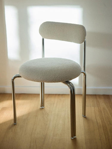 Vista 12 de silla de acero cromado con respaldo calado y asiento bouclé de Gabrielle Paris