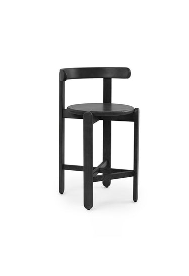 Sillas de Gabrielle Paris, proporción y material de silla alta de madera lacada negra