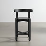 Silla de Gabrielle Paris, silueta y acabado de silla alta de madera lacada negra
