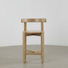 Silla de Gabrielle Paris, silueta y acabado de silla alta de madera natural