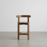 Silla de Gabrielle Paris, silueta y acabado de silla alta de madera en nogal