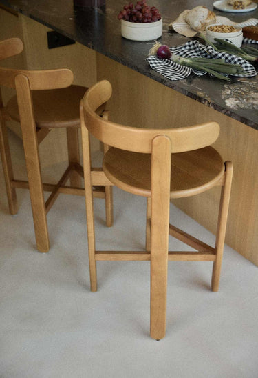 acabado y tono de silla alta de madera en teca de Gabrielle Paris