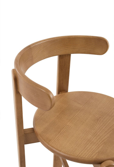 composición de materiales de silla alta de madera en teca de Gabrielle Paris