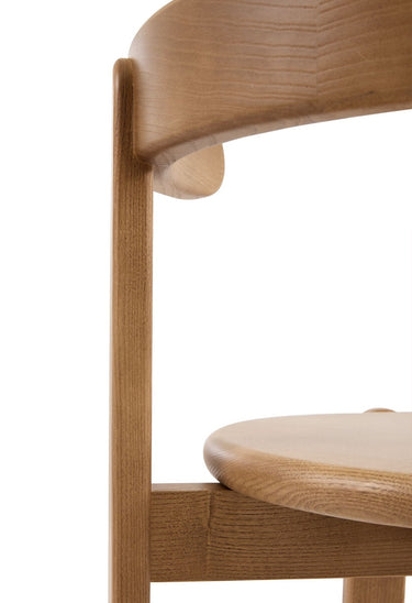 configuración general de silla alta de madera en teca de Gabrielle Paris