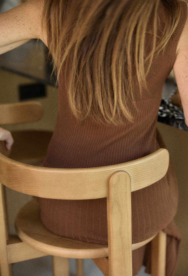 detalle constructivo de silla alta de madera en teca de Gabrielle Paris