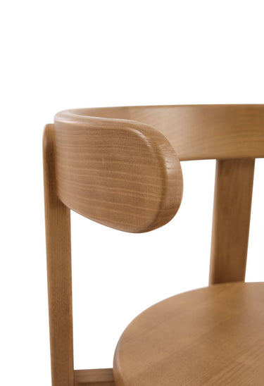 detalle del diseño de silla alta de madera en teca de Gabrielle Paris
