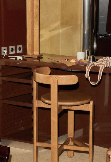 escala dentro del conjunto de silla alta de madera en teca de Gabrielle Paris