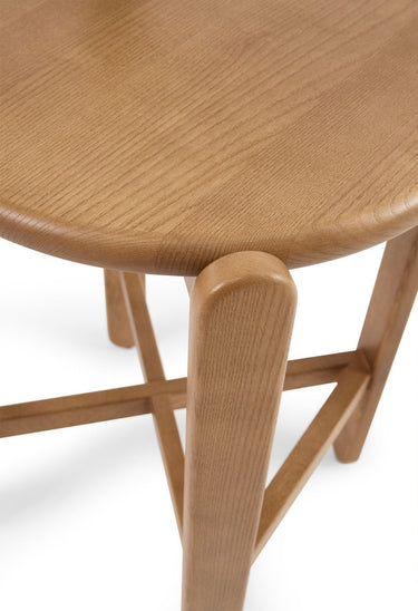 perfil de la pieza de silla alta de madera en teca de Gabrielle Paris