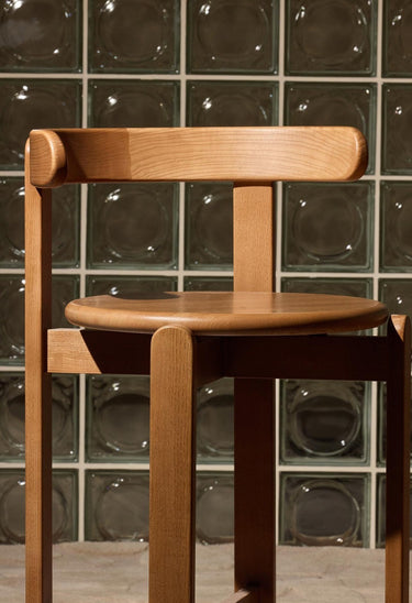 Sillas de Gabrielle Paris, proporción y material de silla alta de madera en teca
