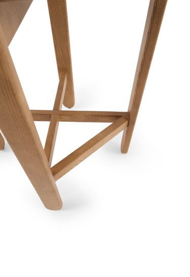 relación entre base y superficie de silla alta de madera en teca de Gabrielle Paris