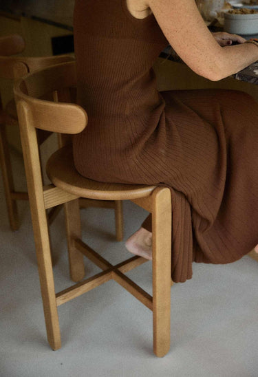 relación entre material y forma de silla alta de madera en teca de Gabrielle Paris