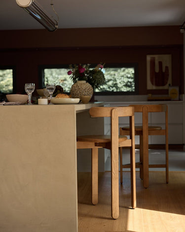 Silla de Gabrielle Paris, silueta y acabado de silla alta de madera en teca
