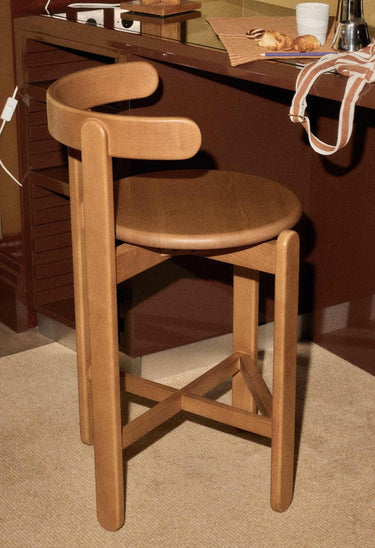 superficie y textura de silla alta de madera en teca de Gabrielle Paris