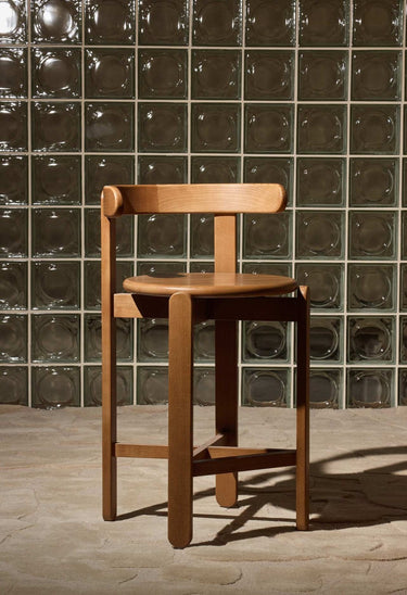 volumen y estructura de silla alta de madera en teca de Gabrielle Paris