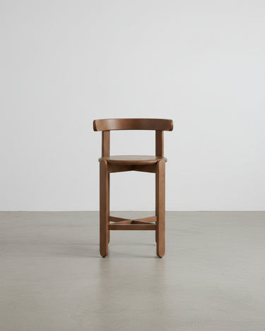 Silla alta Romane de fresno acabado nogal de Gabrielle Paris, vista frontal