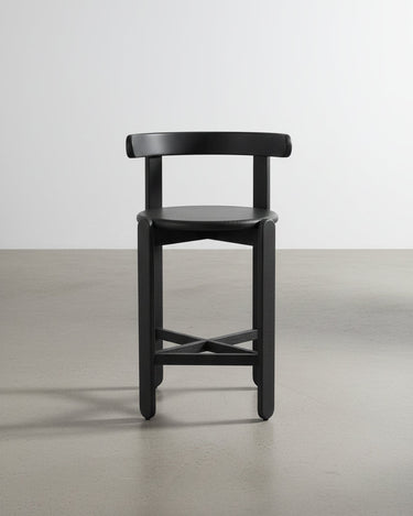 Silla alta Romane de fresno lasurado negro de Gabrielle Paris, vista frontal en estudio