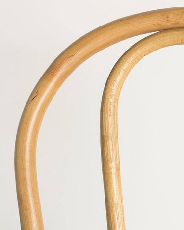 Silla bistró de ratán en ambiente decorativo