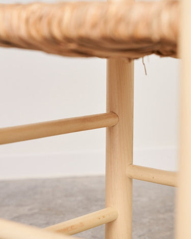 Detalle del asiento y respaldo de enea de la silla Cantalar