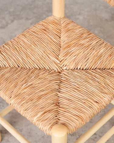Sillas Cantalar de madera y enea en una composición