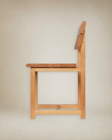 Perfil lateral de la silla, con inclinación del respaldo y uniones de madera visibles.