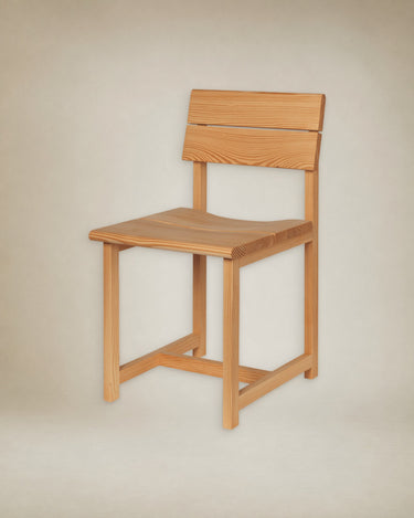 Silla de Ferm Living: silla de madera aislada en tres cuartos, con asiento plano, cuatro patas y travesaños.