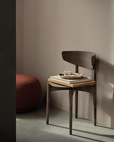 Silla de comedor Herman de haya oscura en ambiente