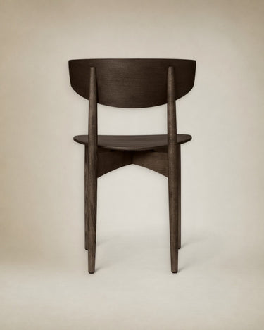 Silla de comedor Herman de haya oscura en otra perspectiva