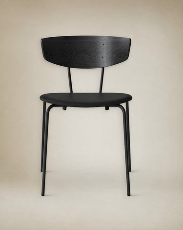 Silla de comedor Herman negra de cuero en ambiente